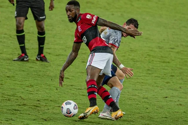 Gerson em ação pelo Flamengo durante o jogo contra o La Calera pela Copa Libertadores de 2021