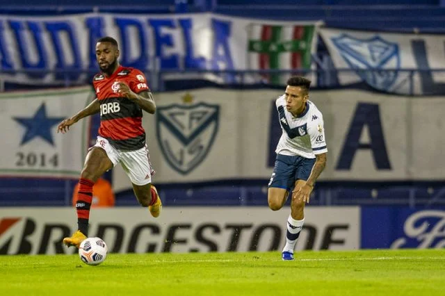 Gerson em ação pelo Flamengo durante o jogo contra o Velez na Copa Libertadores da América de 2021