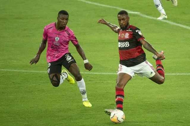 Gerson em ação pelo Flamengo na partida contra o Independiente del Valle pela Copa Libertadores de 2020
