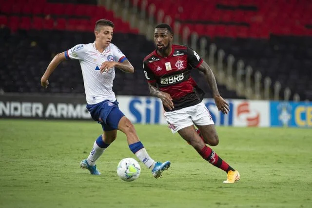 Gerson em ação pelo Flamengo no jogo contra o Bahia, pelo Campeonato Brasileiro de 2020