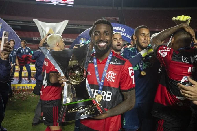 Gerson ‘tira onda’ com taça do Brasileirão conquistada pelo Flamengo