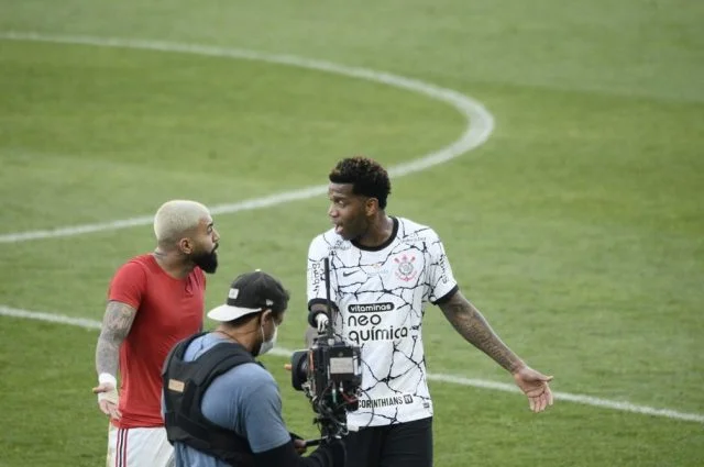 Gil e Gabigol discutem na saída para o intervalo de jogo entre Flamengo e Corinthians