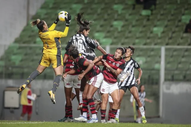 Goleira Natascha defende o Flamengo no jogo contra o Atlético-MG pelo Brasileirão Feminino