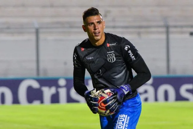 Goleiro Ivan durante o aquecimento, antes de uma partida da Ponte Preta