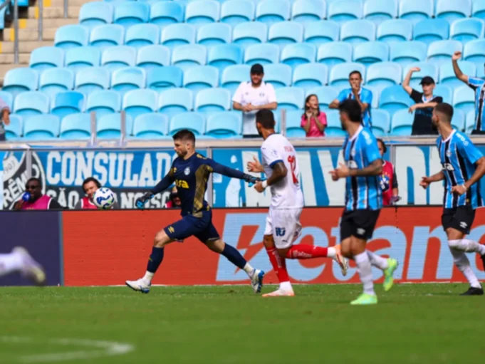 Com pênalti polêmico, Grêmio vence o Bahia