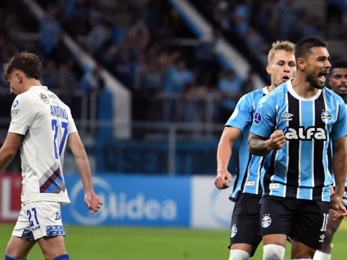 Jogador do Grêmio é operado após fratura