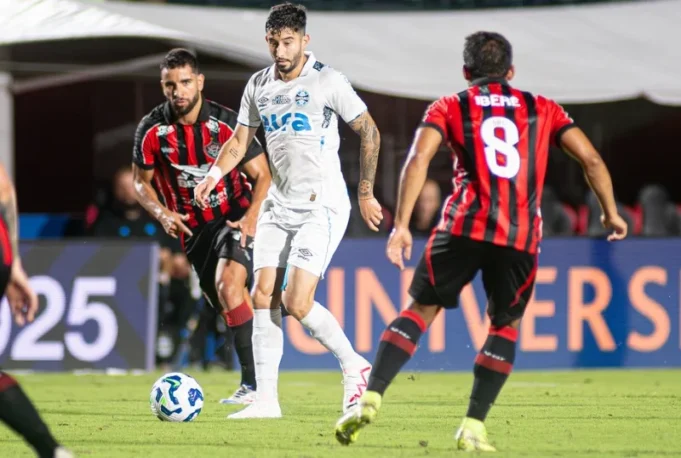 Arbitragem toma atitude importante em Vitória x Grêmio; entenda