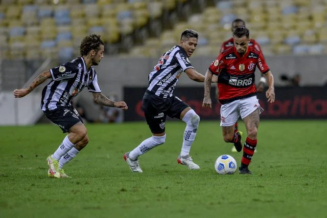 Guga e Zaracho contra Michael em partida entre Flamengo e Atlético-MG pelo Brasileirão 2021