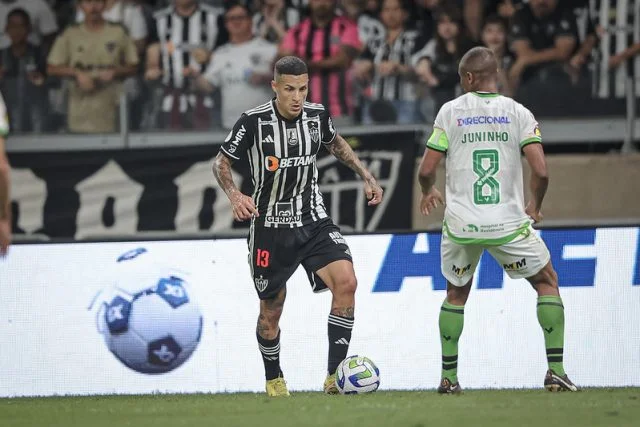 Guilherme Arana em ação pelo Atlético-MG diante do América no Brasileirão 2023