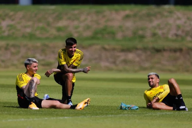 Guilhermo Varela, Erick Pulgar e Arrascaeta em treino do Flamengo no Ninho do Urubu