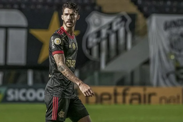 Gustavo Henrique em ação pelo Flamengo contra o Santos pelo Campeonato Brasileiro 2021
