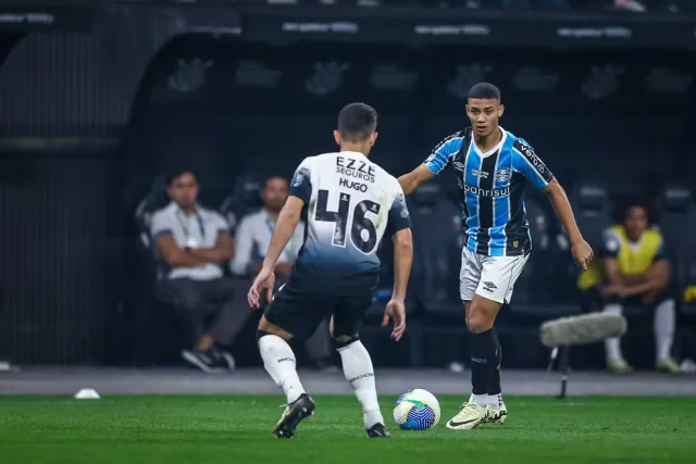 Gustavo Nunes em ação pelo Grêmio durante a partida contra o Corinthians pelo Campeonato Brasileiro de 2024 na Neo Quimica Arena