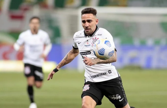 Santos prepara oferta para tirar atacante do Corinthians