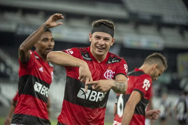 Hugo Moura comemorando gol marcado contra o Botafogo