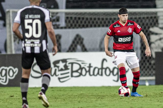 Torcida do Vasco se revolta com Hugo Moura, ex-Flamengo