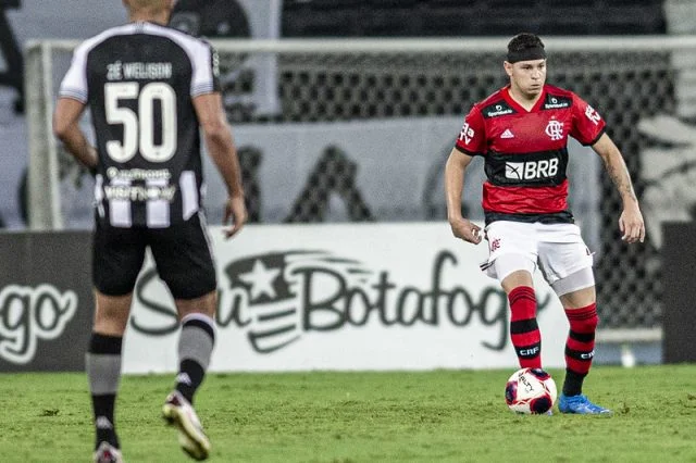 Hugo Moura em ação pelo Flamengo durante o jogo contra o Botafogo no Campeonato Carioca de 2021