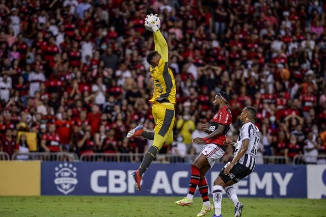 Hugo Souza defendendo o Flamengo em partida contra o Santos pelo Campeonato Brasileiro 2021