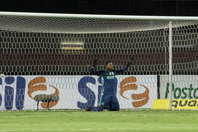 Hugo Souza durante o seu momento de fé antes do jogo entre Flamengo e São Paulo pelo Campeonato Brasileiro de 2020