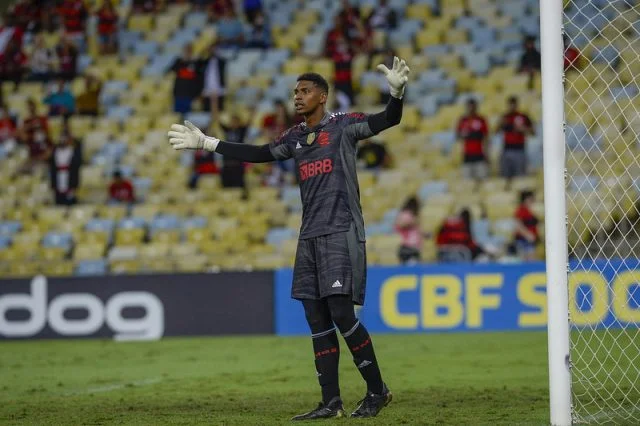 Hugo Souza em ação pelo Flamengo contra o Bahia pelo Brasileirão 2021