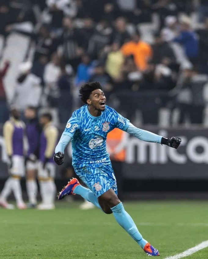 Cedido pelo Flamengo, Hugo Souza destaca-se novamente no Corinthians