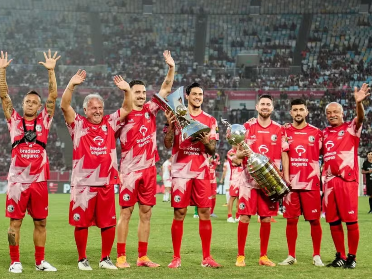 Ídolos Flamengo exibem taças no jogo das Estrelas de Zico