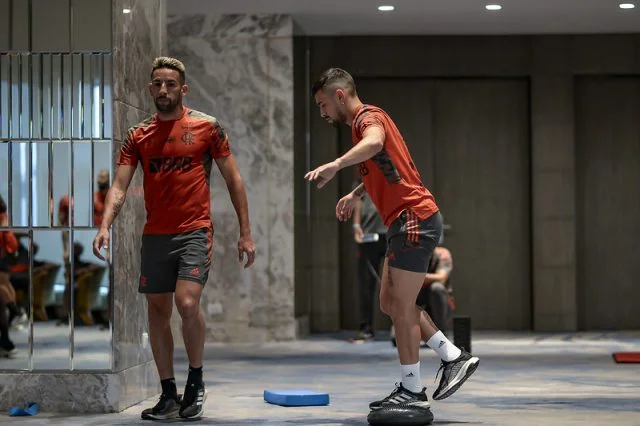 Isla e Arrascaeta em treino do Flamengo no hotel antes de jogo pelas semifinais da Libertadores