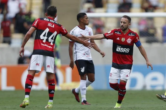 Isla e Everton Ribeiro em ação pelo Flamengo contra o Athletico pelo Campeonato Brasileiro 2021