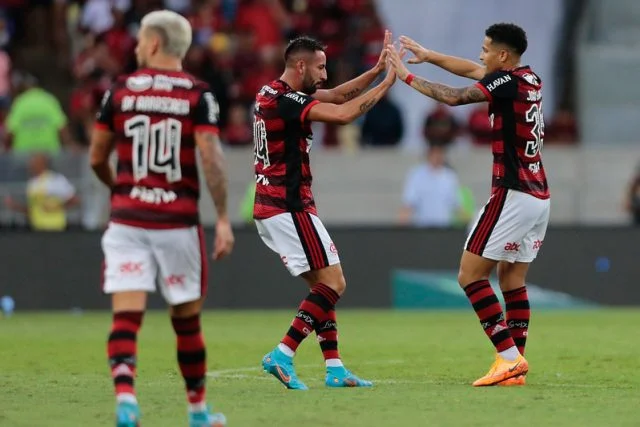 Isla e João Gomes em partida do Flamengo contra o São Paulo pelo Campeonato Brasileiro 2022