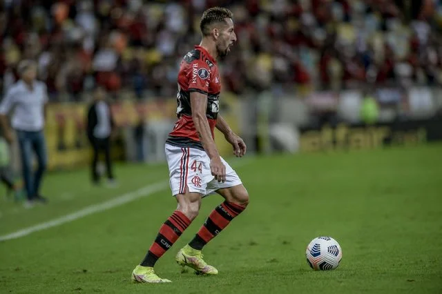 Isla em ação pelo Flamengo contra o Barcelona de Guayaquil na Libertadores 2021