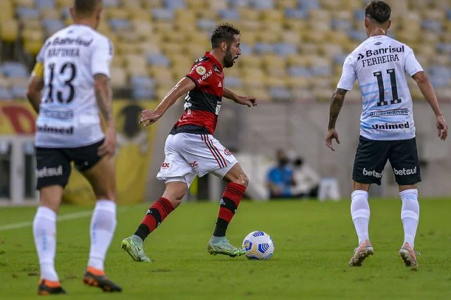 Isla em ação pelo Flamengo contra o Grêmio no Campeonato Brasileiro 2021