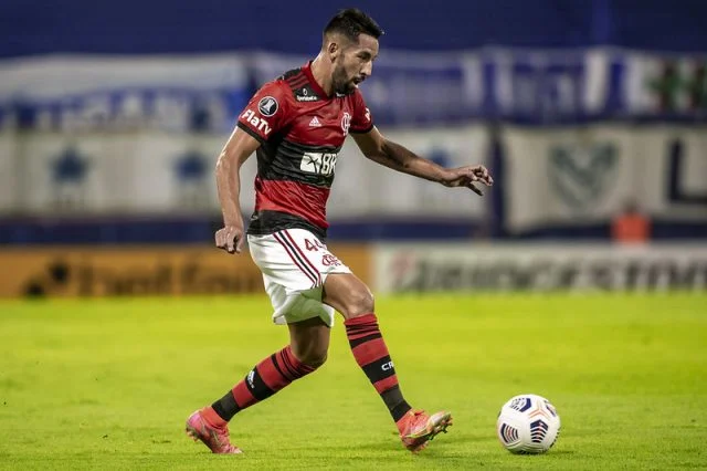 Isla em ação pelo Flamengo durante a partida contra o Velez na Copa Libertadores da América de 2021