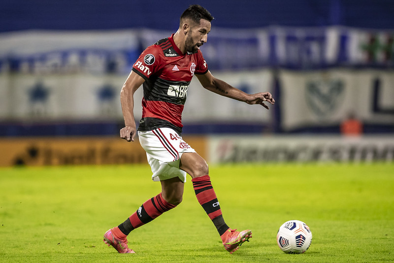 Mauricio Isla cogita a hipótese de rescindir com o Flamengo