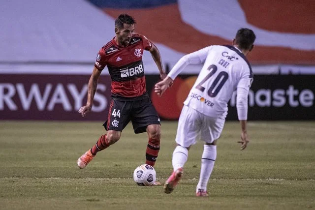 Isla em ação pelo Flamengo durante o jogo contra a LDU na Copa Libertadores de 2021