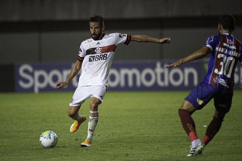 Flamengo fecha com o lateral direito Mauricio Isla, ex-jogador do Fenerbahçe