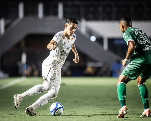 JP Chermont durante o jogo entre Santos x Guarani pelo Brasileirão 2024 na Vila Belmiro
