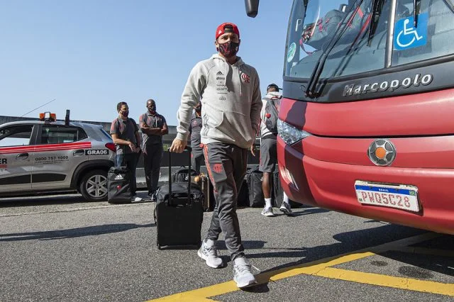 João Gomes com a delegação do Flamengo rumo a jogo pela Libertadores
