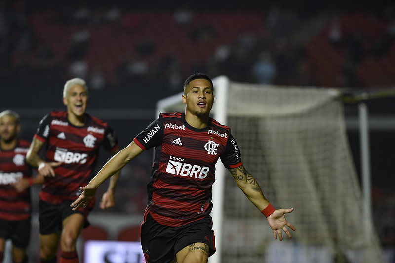 Volta de Pedro aos treinos do Flamengo é marcada por distanciamento de  Sampaoli, flamengo