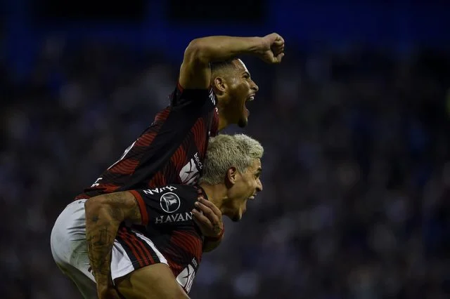 João Gomes e Pedro comemoram gol marcado pelo Flamengo sobre o Vélez