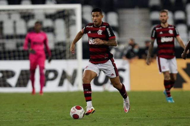João Gomes em ação pelo Flamengo contra o Botafogo pelo Campeonato Carioca 2022
