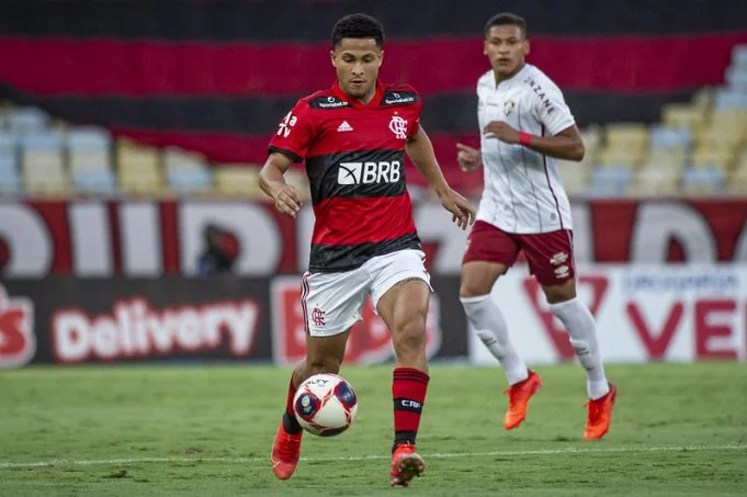 João Gomes volta a se destacar e pede passagem no elenco principal do Flamengo