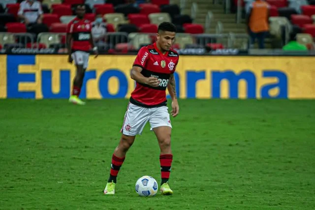 João Gomes em ação pelo Flamengo contra o Grêmio pela Copa do Brasil