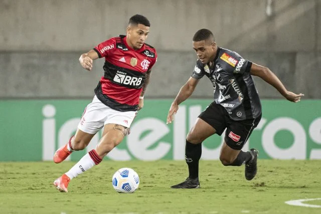 João Gomes em ação pelo Flamengo durante a partida contra o ABC pela Copa do Brasil da temporada de 2021