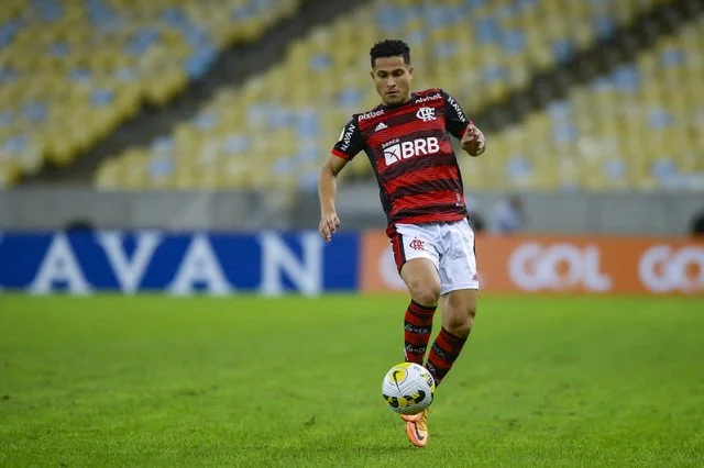 João Gomes em ação pelo Flamengo durante o jogo contra o América-MG pelo Campeonato Brasileiro de 2022