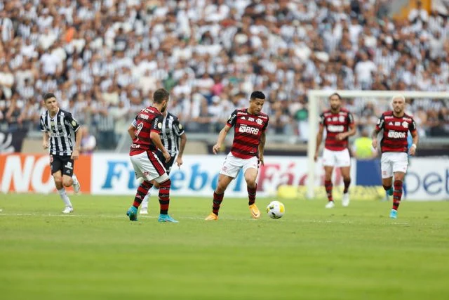 João Gomes em ação pelo Flamengo durante o jogo contra o Atlético-MG pelo Campeonato Brasileiro de 2022