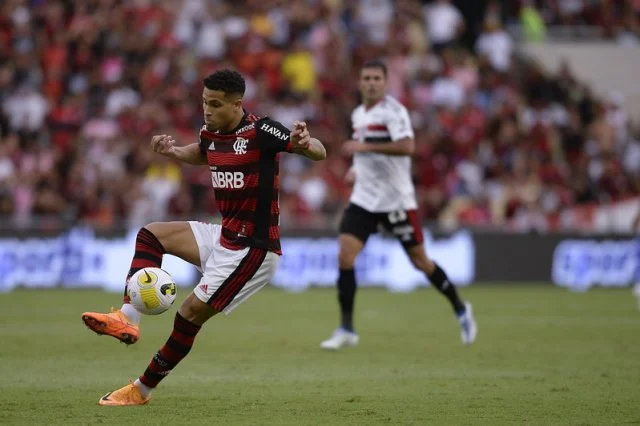 João Gomes em jogo do Flamengo contra o São Paulo pelo Campeonato Brasileiro
