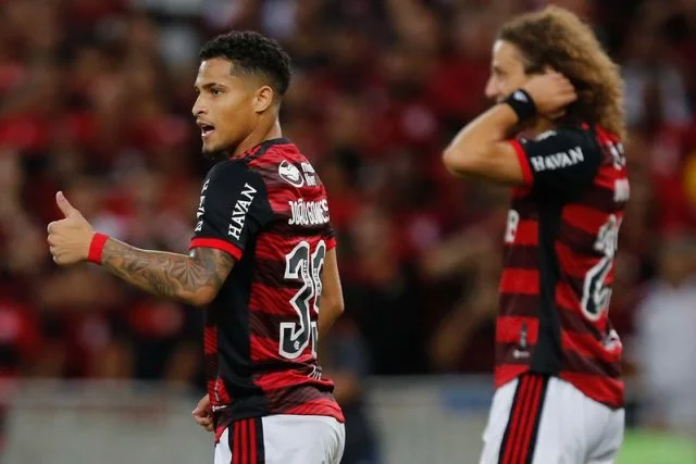 João Gomes em partida do Flamengo contra o Palmeiras pelo Campeonato Brasileiro