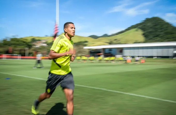 Reviravolta: Negociação não avança e lateral do Flamengo irá continuar no rubro-negro