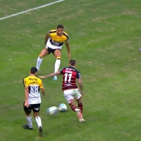 Jogador do Criciúma chutou a segunda bola para atrapalhar Everton Cebolinha