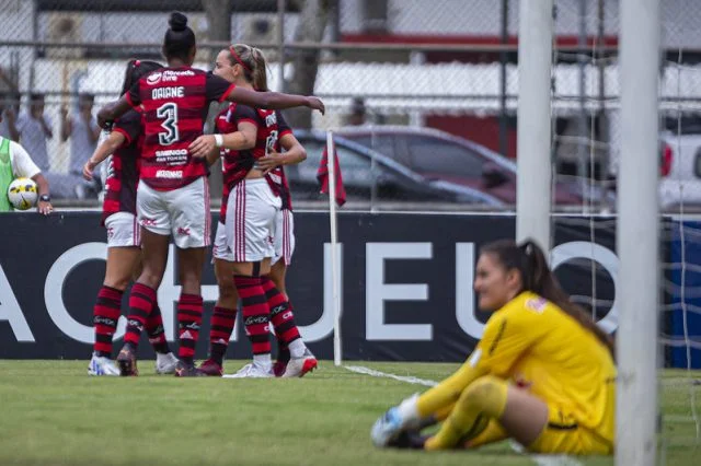 Jogadoras do Flamengo comemoram gol marcado contra o Bragantino no Brasileirão Feminino