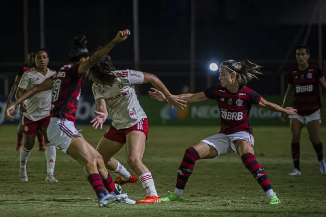 Jogadoras do Flamengo em jogo contra o Internacional pelo Brasileirão Feminino